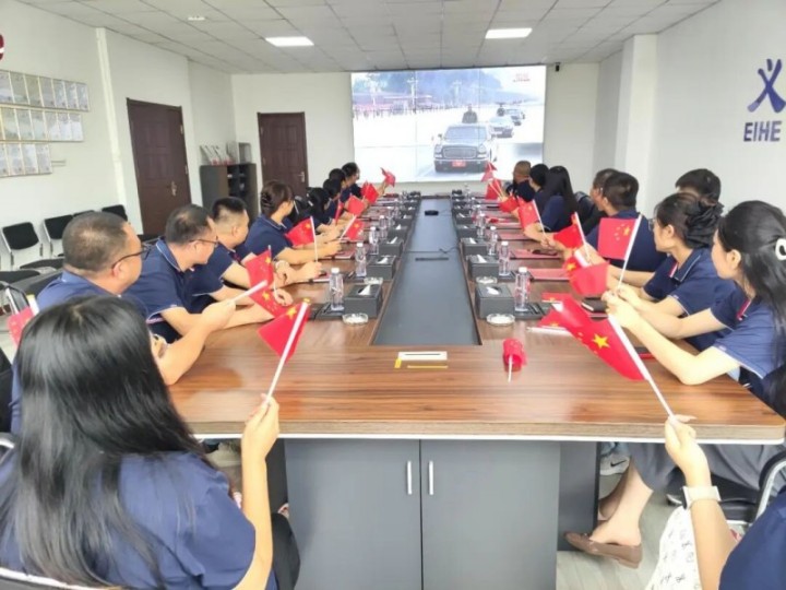 Ny vondrona firafitry ny vy vy dia nikarakara ny fijerena mivantana ny fampielezam-peo mivantana amin'ny tafika miaramila 93rd